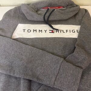 Tommy Hilfiger Gray Sweater with Iconic Logo
